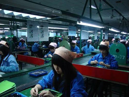 臨近過年深圳迎來招工高峰,各路人士都選擇進廠,工價低卻搶著干